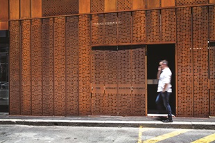 One of the most intriguing details can be found on the ground floor facade fronting Dwyer Street, where a unique gutter made from folded REDCOR® weathering steel works in conjunction with grates in the footpath edge to minimise run-off.